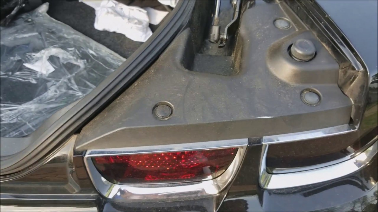Замена лампы указателя поворота или заднего фонаря Camaro 2011 года