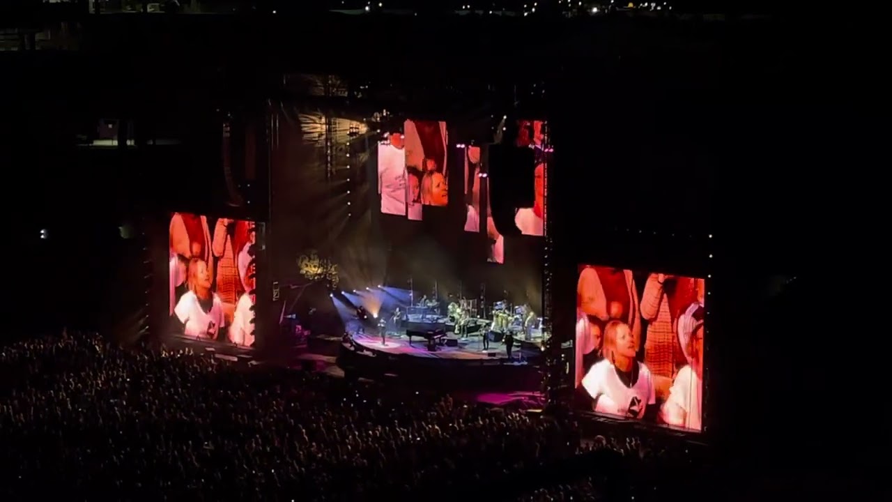 Billy Joel Performs “Uptown Girl” LIVE at Camping World Stadium 3.12.22 Orlando, Florida