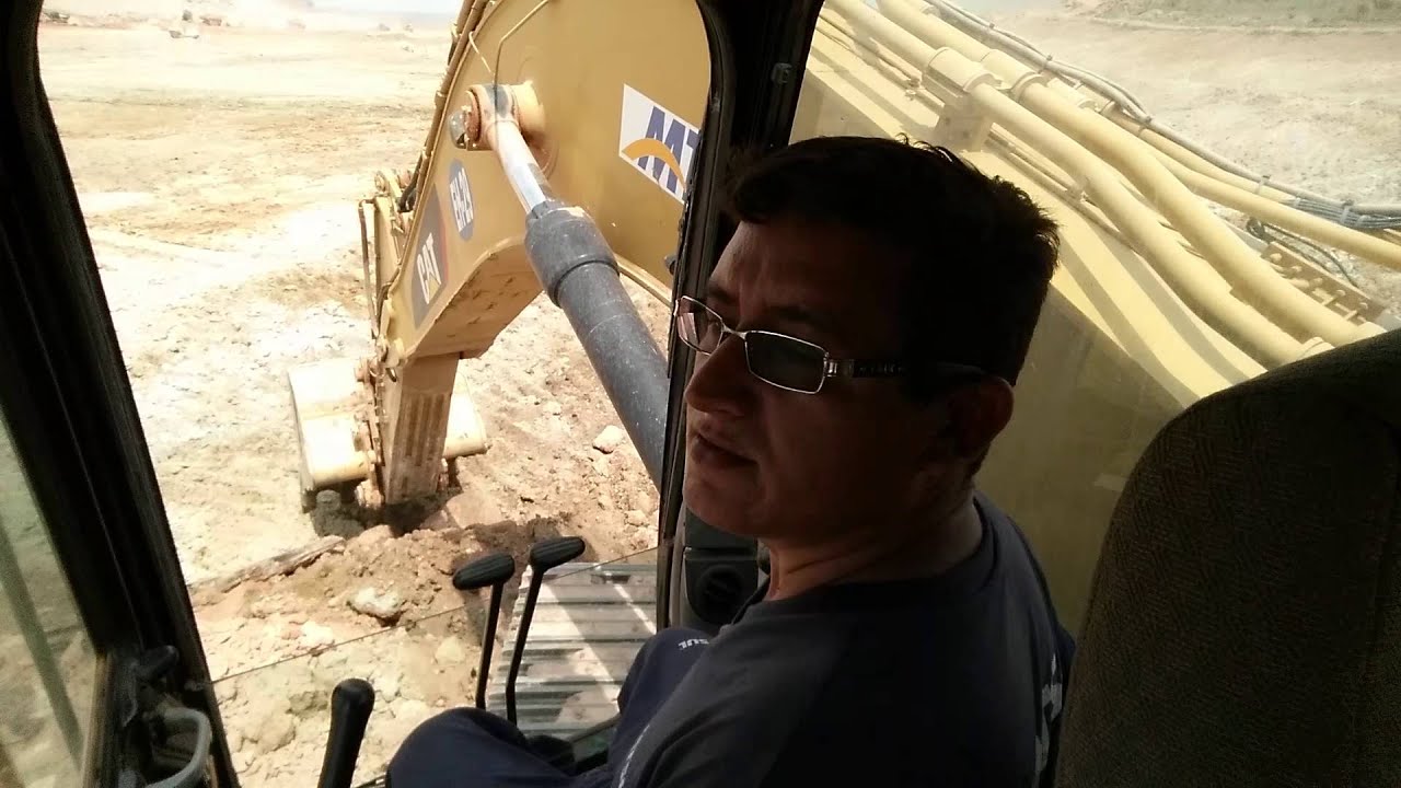 carregando caminhões articulados A30F Volvo