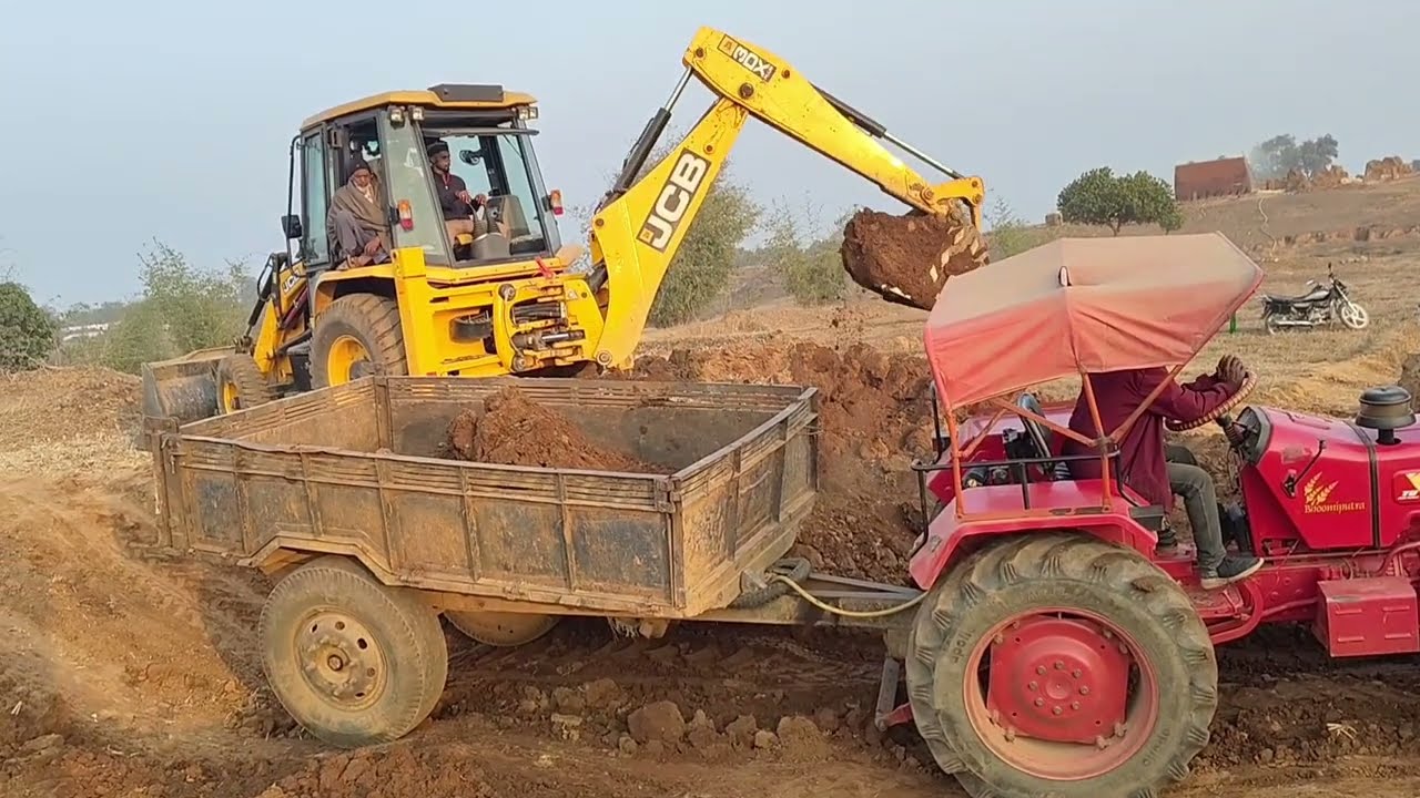 Jcb 3dx loading mud in tractor for farming land  || sawraj 735 Mahindra Sonalika        