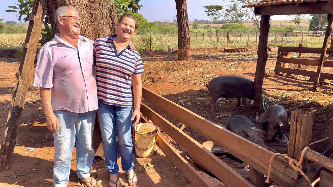 Ele tinha desejo de morar no sítio e conheceu Maria e agora estão felizes assim…