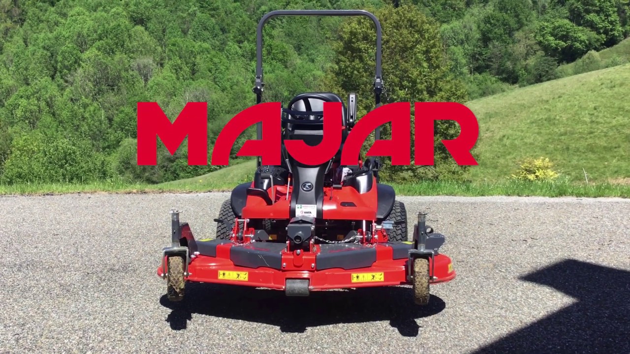 Plateau de coupe frontal mulching dans de l'herbe haute.