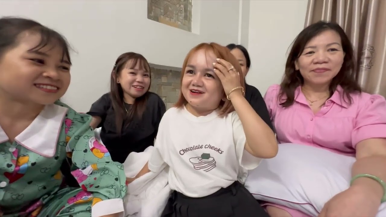 Huyền Hrê và mấy anh chị em tâm sự trò chuyện cùng mẹ nuôi