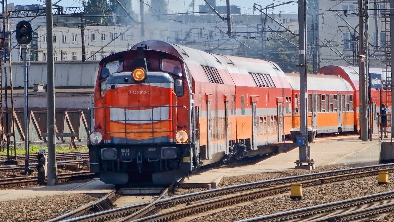 Gdynia Główna wyjazd pociągu do stacji kolejowej Hel lokomotywa SU42-521 Polregio