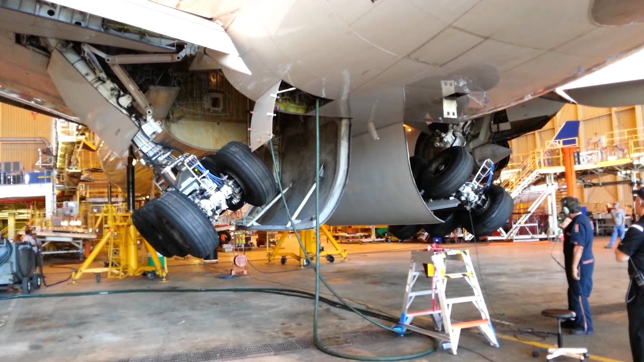 777-200 hangar landing gear test