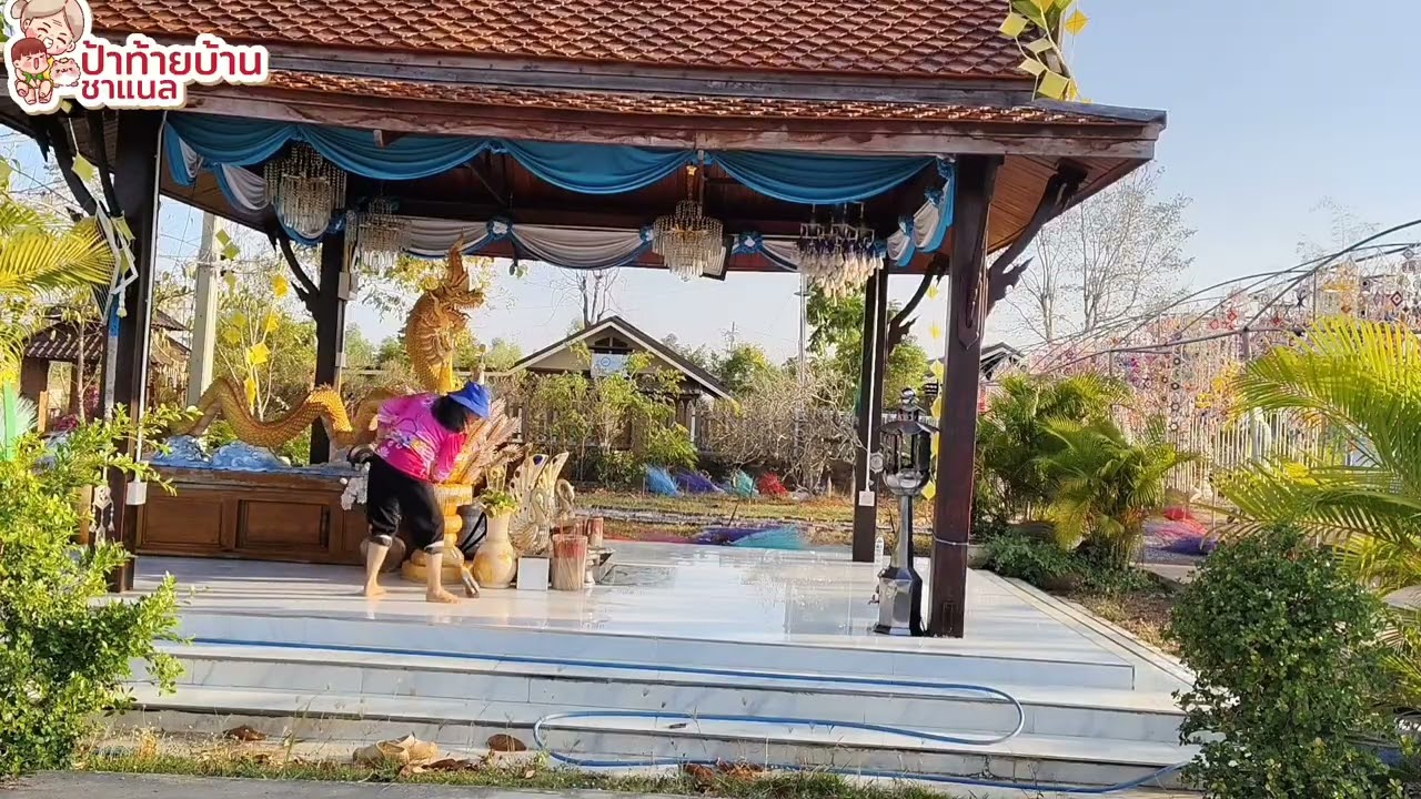 จับสายยางรางศาลาให้น้ำต้นไม้เช้านี้