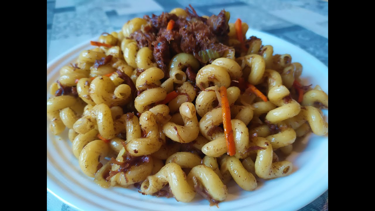 Макароны с говяжьей тушенкой.