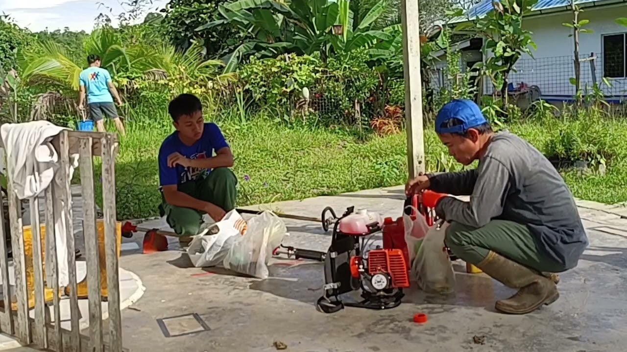 Persediaan Mesin Potong Rumput TANNAKA dan Mesin Rumput SUMO di anjung rumah