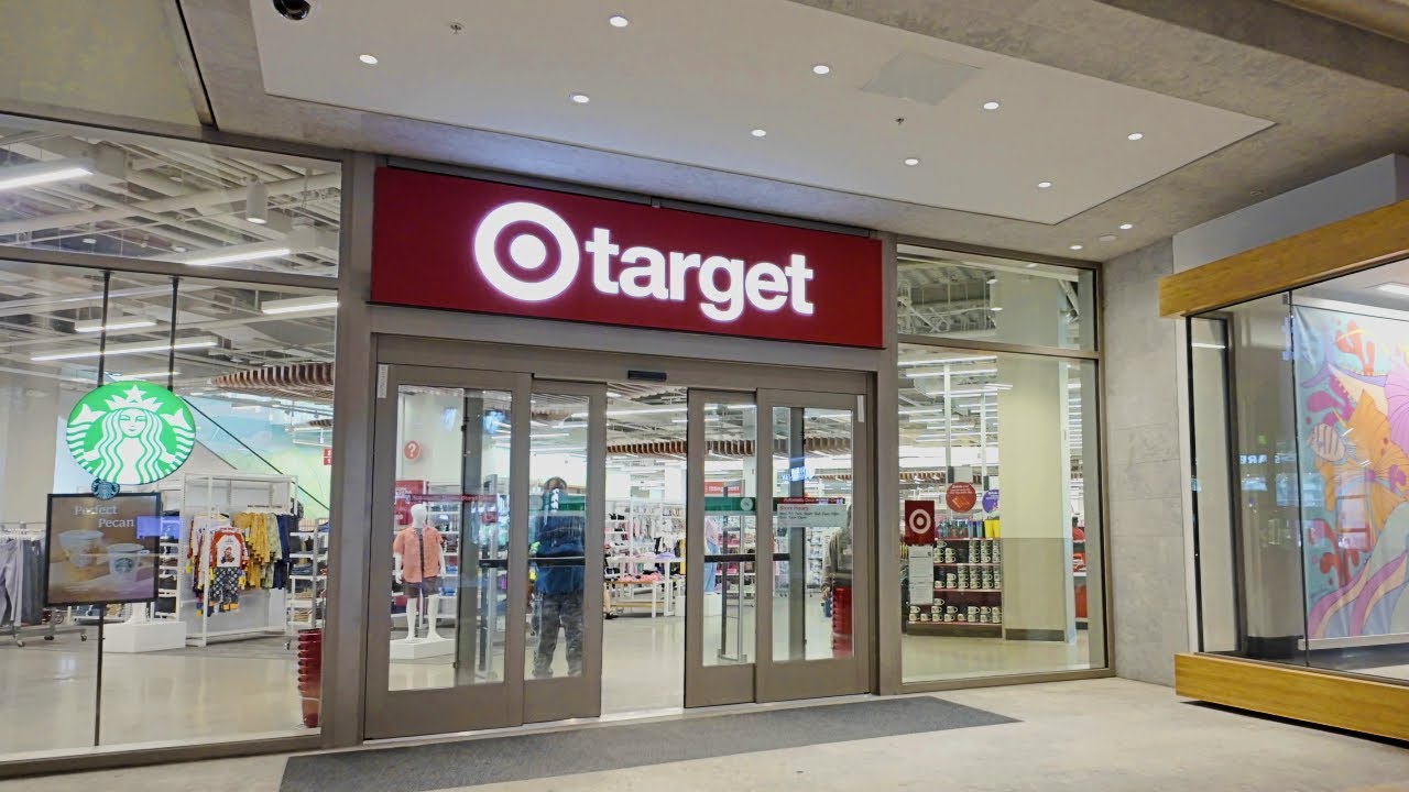 【4K】𝐖𝐀𝐋𝐊 🇺🇸 The Target Store on Kuhio Ave in Waikiki, Hawaii 🏖️🌺🌞