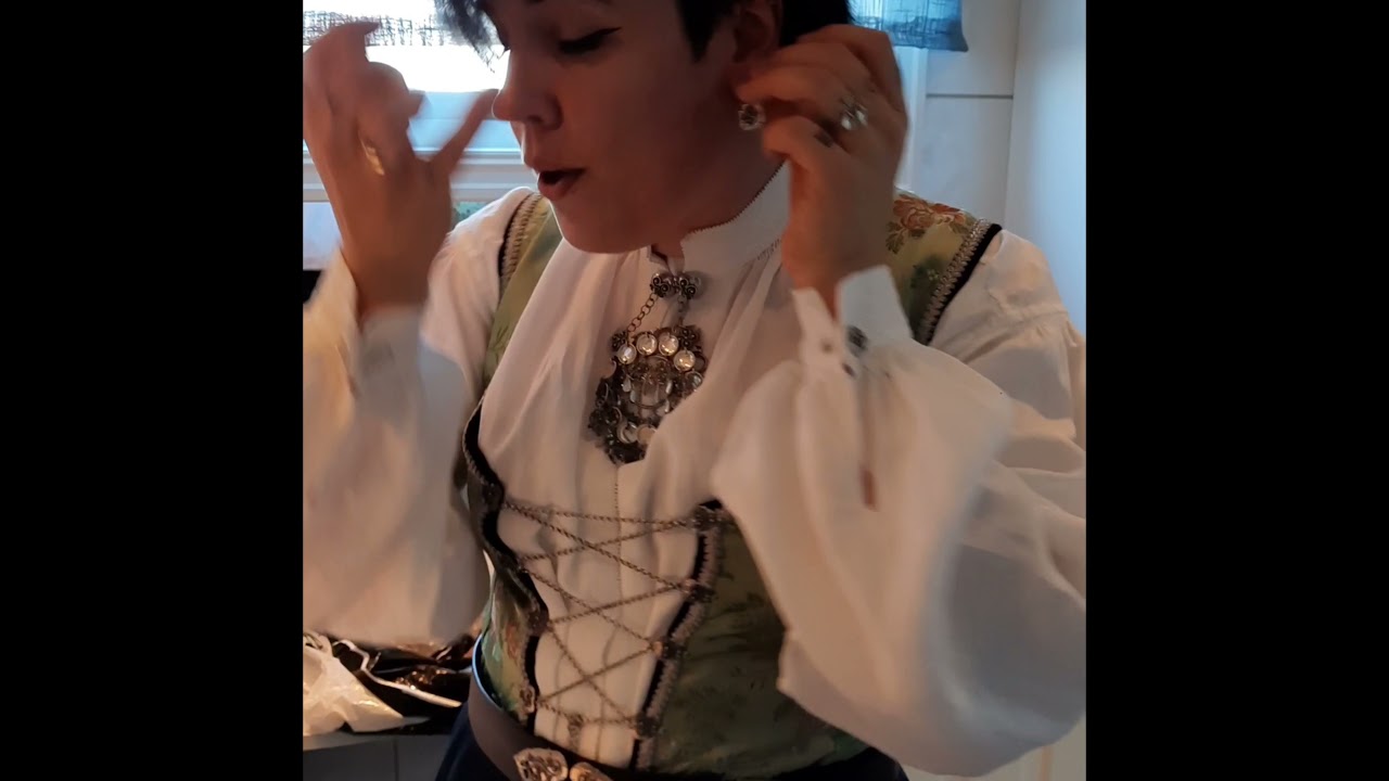 Lær mer om bunad. Learn more about the Norwegian traditional folk dress.