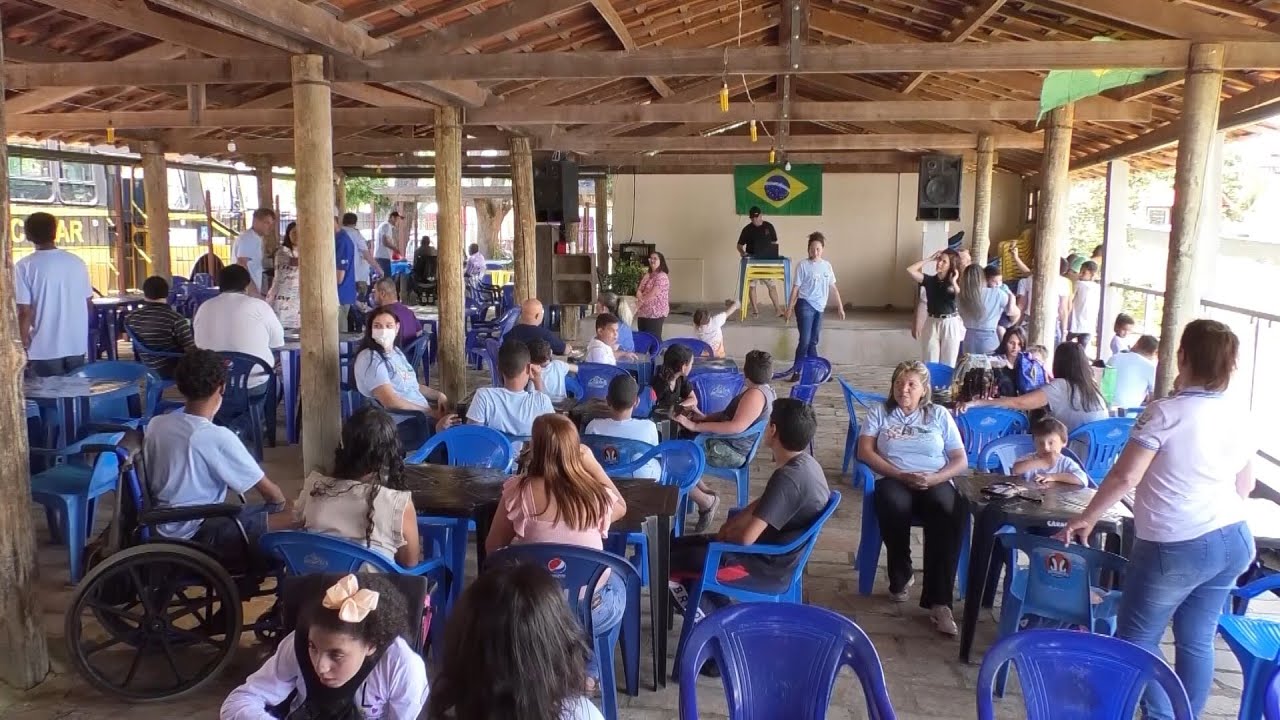 Alunos da APAE de Alfenas aproveitaram um almoço especial em Fama