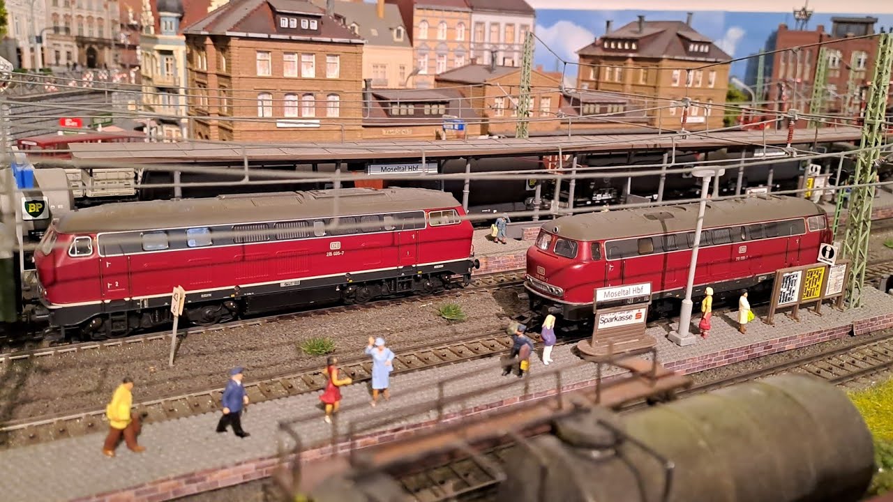 == Dieselsound == 216 006-7 und 215 035-7 vor Schnellzügen