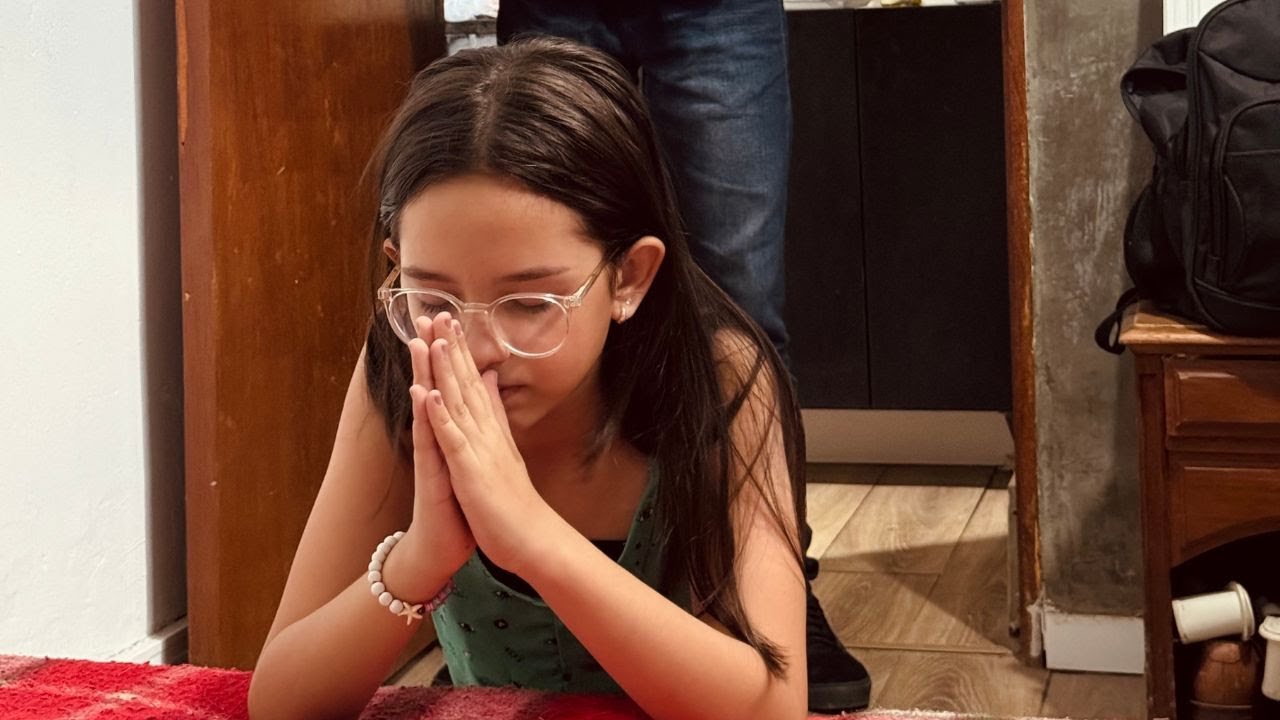 Filha malcriada se comporta mau com sua avozinha e seu pai da uma grande lição