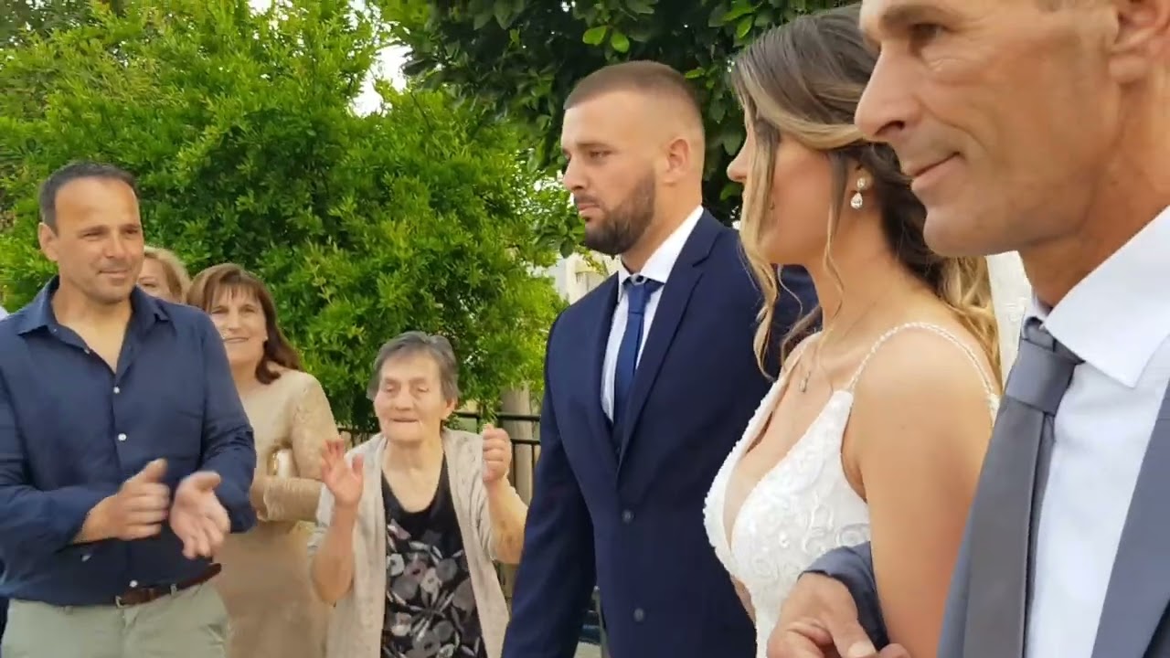 Yunanistan'da bir köy düğünü.Kilisede evlenme ritüeli.
