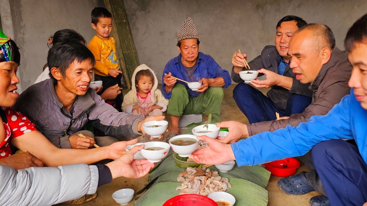 Tập Cuối đến thăm vợ chồng Lãng Đãng Lý A Cành vào nhà mới ngày Tết đầu năm. Nguyễn Tất Thắng