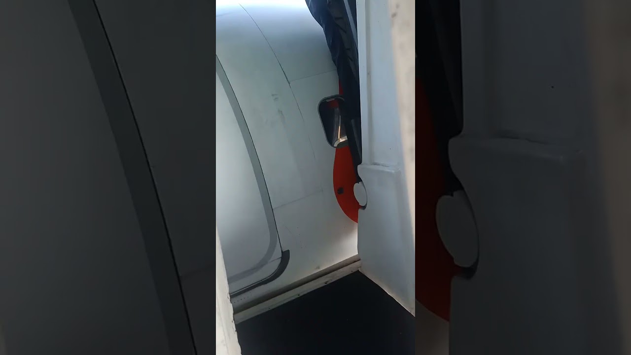 NICE VIEW PARKIRIN PESAWAT DAN PRAMUGARI LION AIR CAPT LIONAIR SURABAYA-LOMBOK 02-01-2024 subscribe🙏