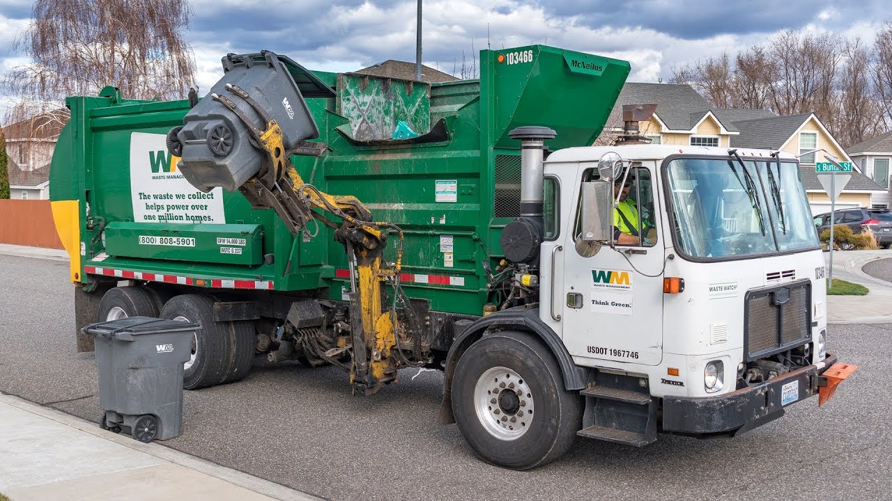 Autocar ACX - McNeilus AutoReach Garbage Truck