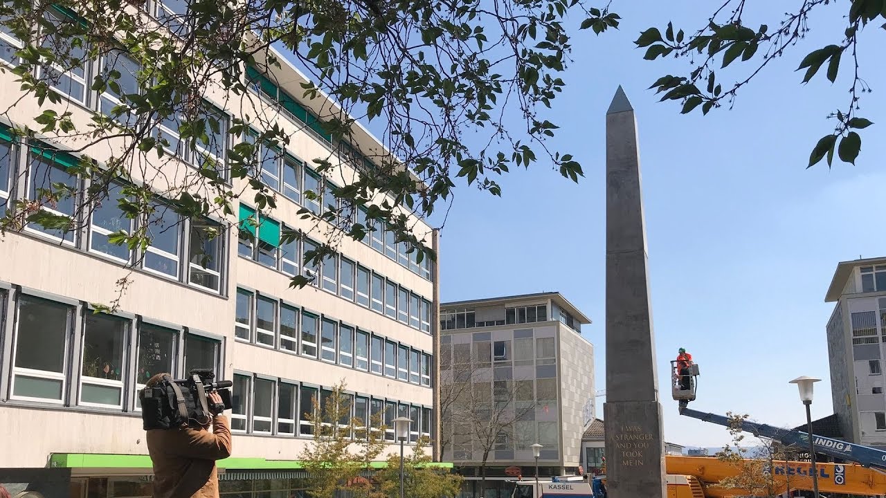 Der Obelisk ist zur&uuml;ck in Kassel - Aufbau des documenta-Kunstwerks
