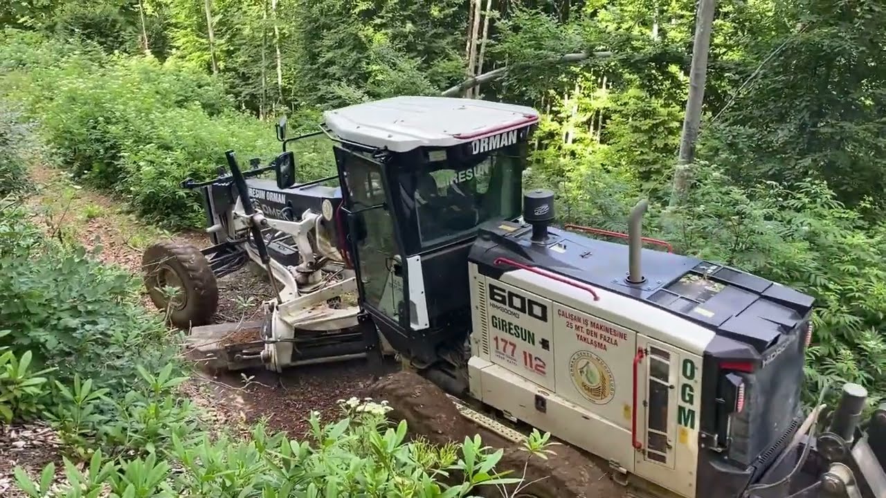 Hidromek Grader at work on the muddy road #işmakinaları #hidromek #dozer #keşfet #komatsu #forest