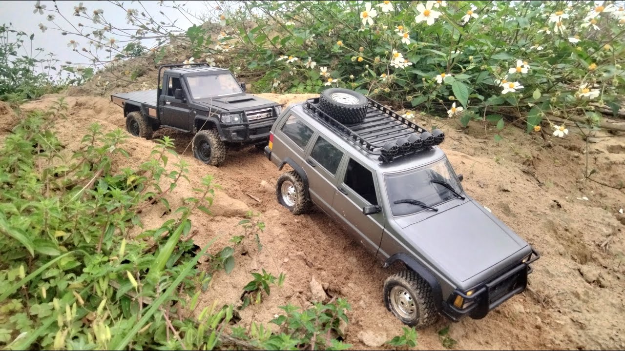 1/12 Scale RC4WD Toyota MN78 vs MN82S Tackle Rough Hills!