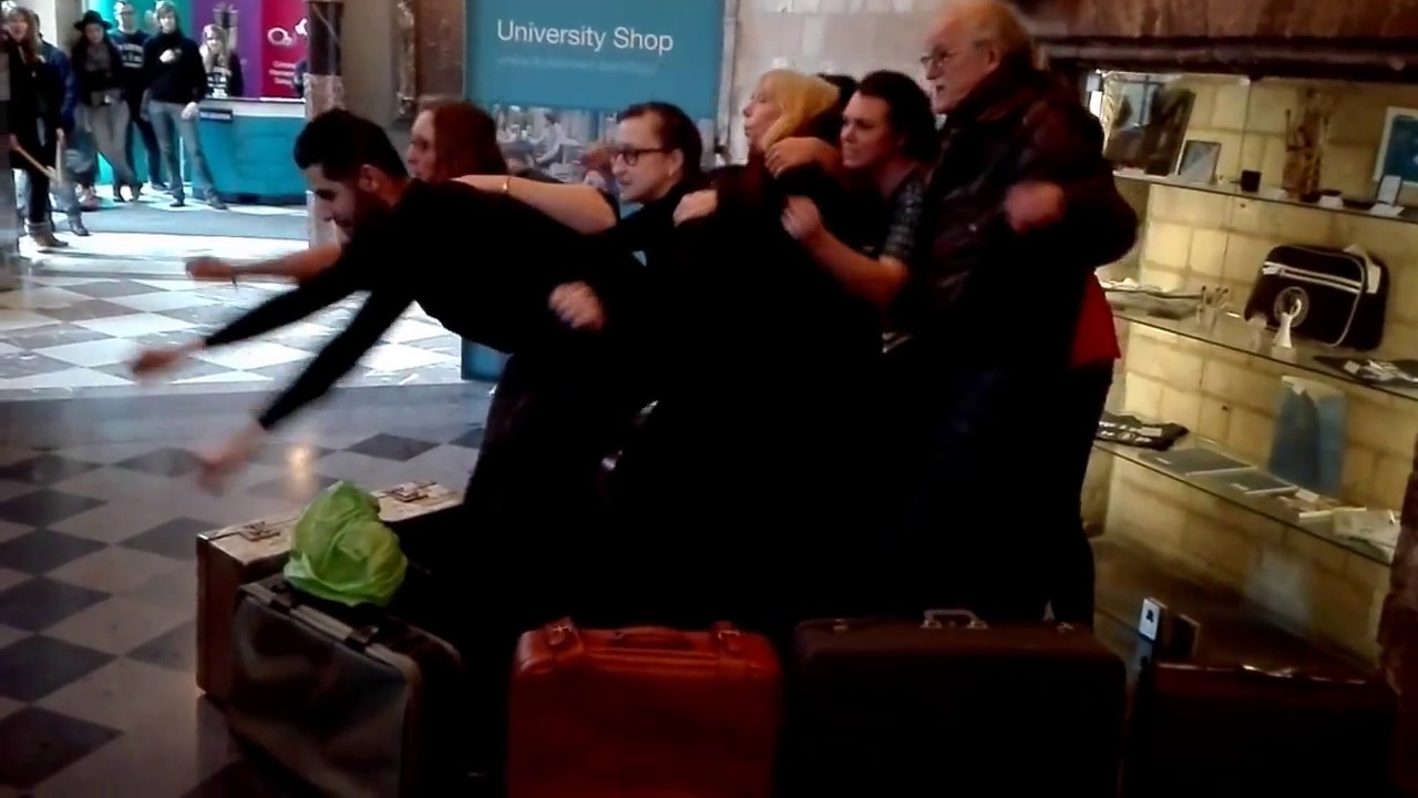 Kom uit je tent: theaterbommetje in de universiteitshal