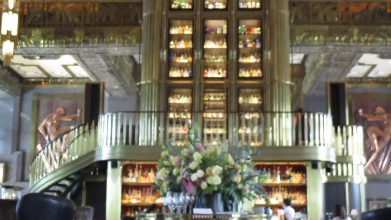 Coctelería y bar Atlas en la planta baja del edificio Parkviem Square. Barrio de Bugis. Singapur