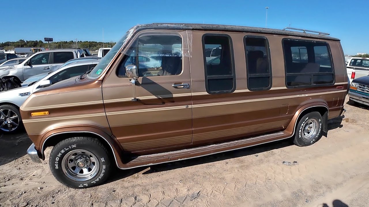 Я выигрываю этот ретро-фургон Ford Conversion Party Van 1980-х годов за 250 долларов!!