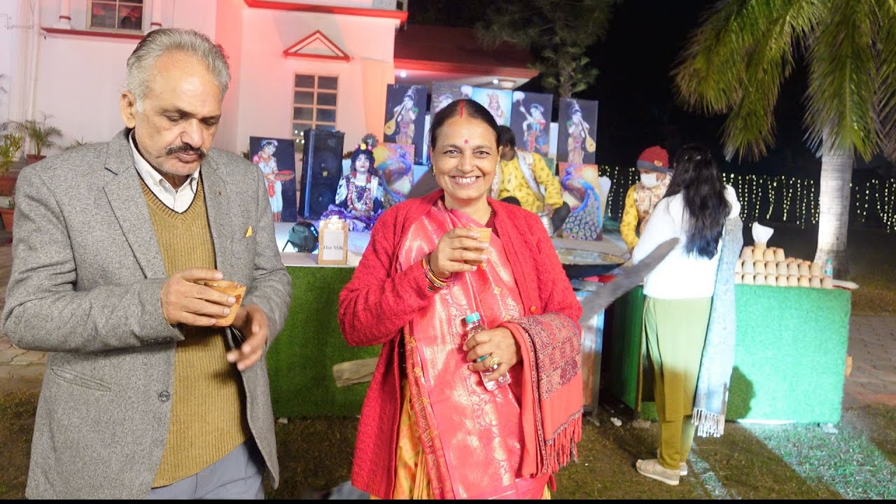 दो प्रेमी निकल गये घूमने आज, कुल्हड़ पे जाम लगे हुई कुछ ख़ास बात