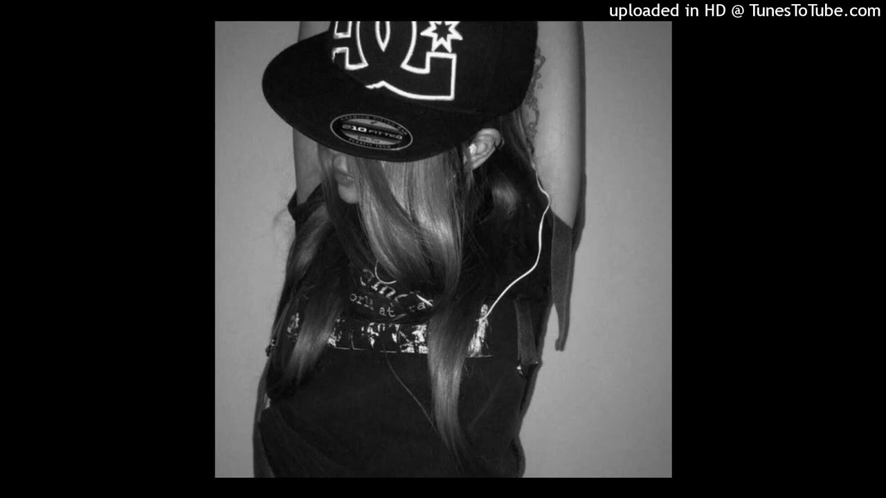 headphones ((@hellarixh))