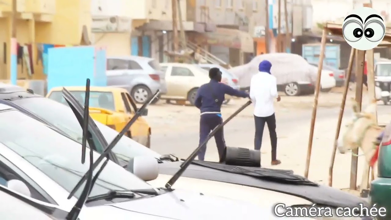 Caméra cachée Mauritanie : faire semblant de parler yamba sur les téléphones de passagers 