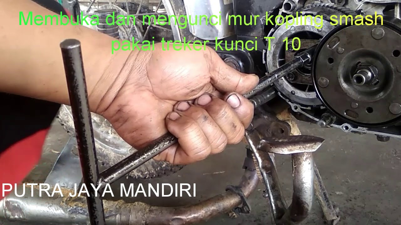 Treker penahan mur kopling smash saat membuka dan mengunci hanya pake kunci T 10