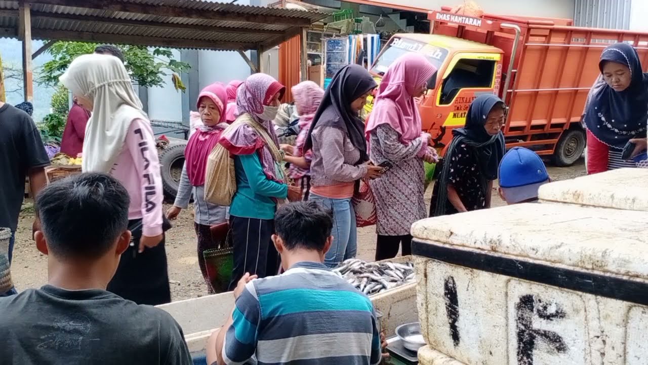 JUALAN IKAN DI PASAR  MBANU NGRAYUN PONOROGO part 1