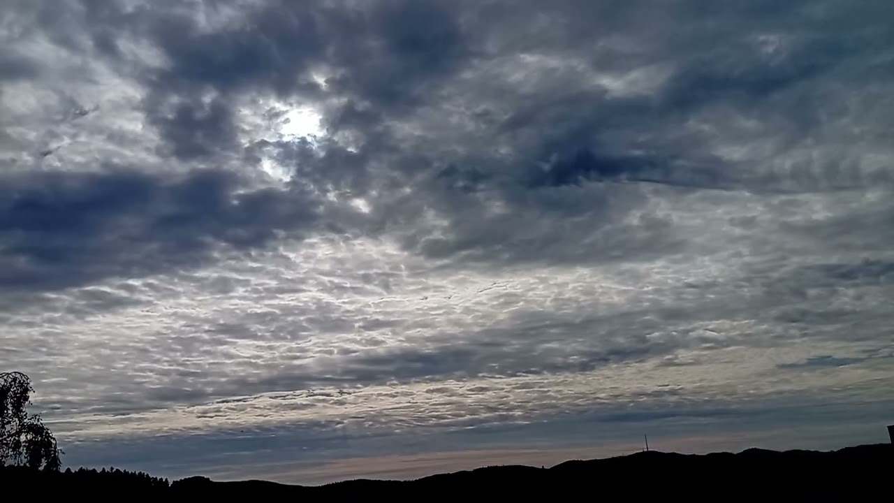 Altocumulusstratiformis Cavum Cirrus Spissatus Wolken heute Nachmittag über Meschede am 19.10.2025.⛅