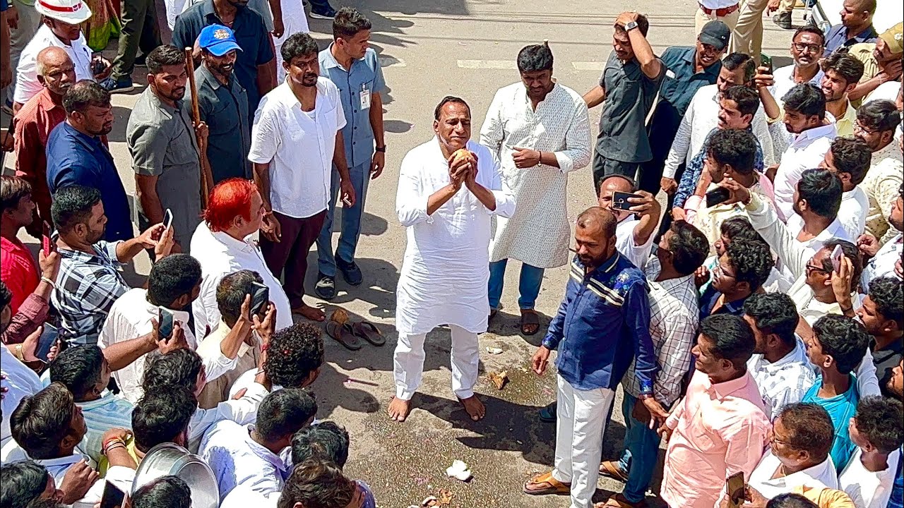 Minister Malla Reddy At Secunderabad Bonalu 2023 | Malla Reddy Crazy Fans 🤣 | Secunderabad Bonalu