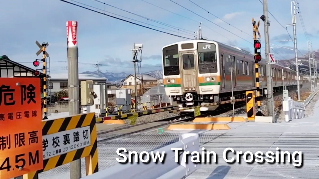 学校裏踏切、雪煙飛ばして通過する上越線、上りから下りへ - 2026年2月8日撮影