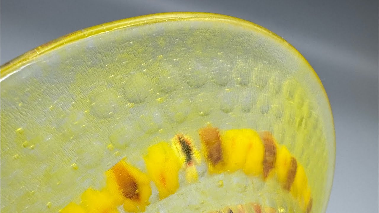 Использование формы для создания углублений по краю бокала от Creative Paradise Glass.