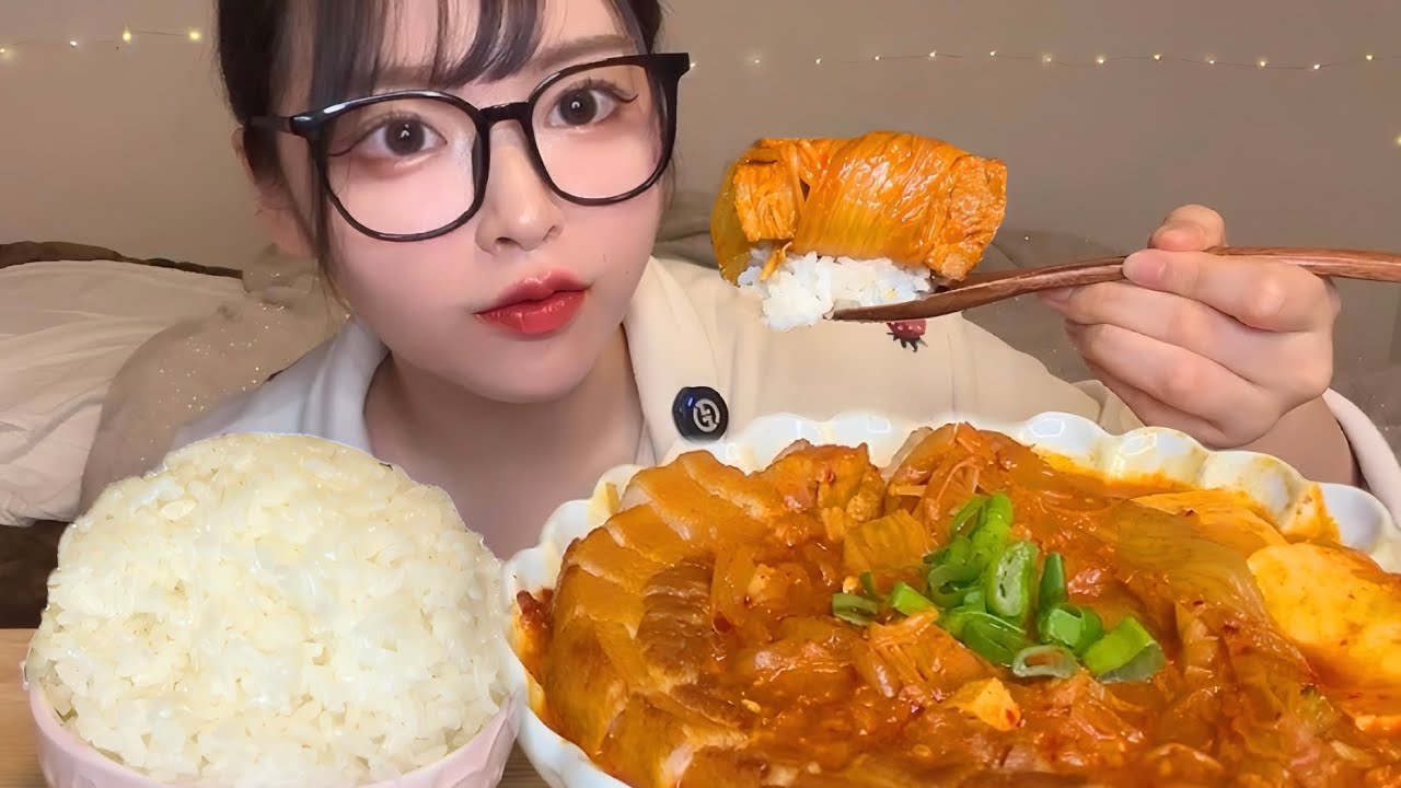 誕生日なので一番大好きな豚キムチチゲを食べる 생일에 먹는 통삼겹 김치찌개 ASMR MUKBANG