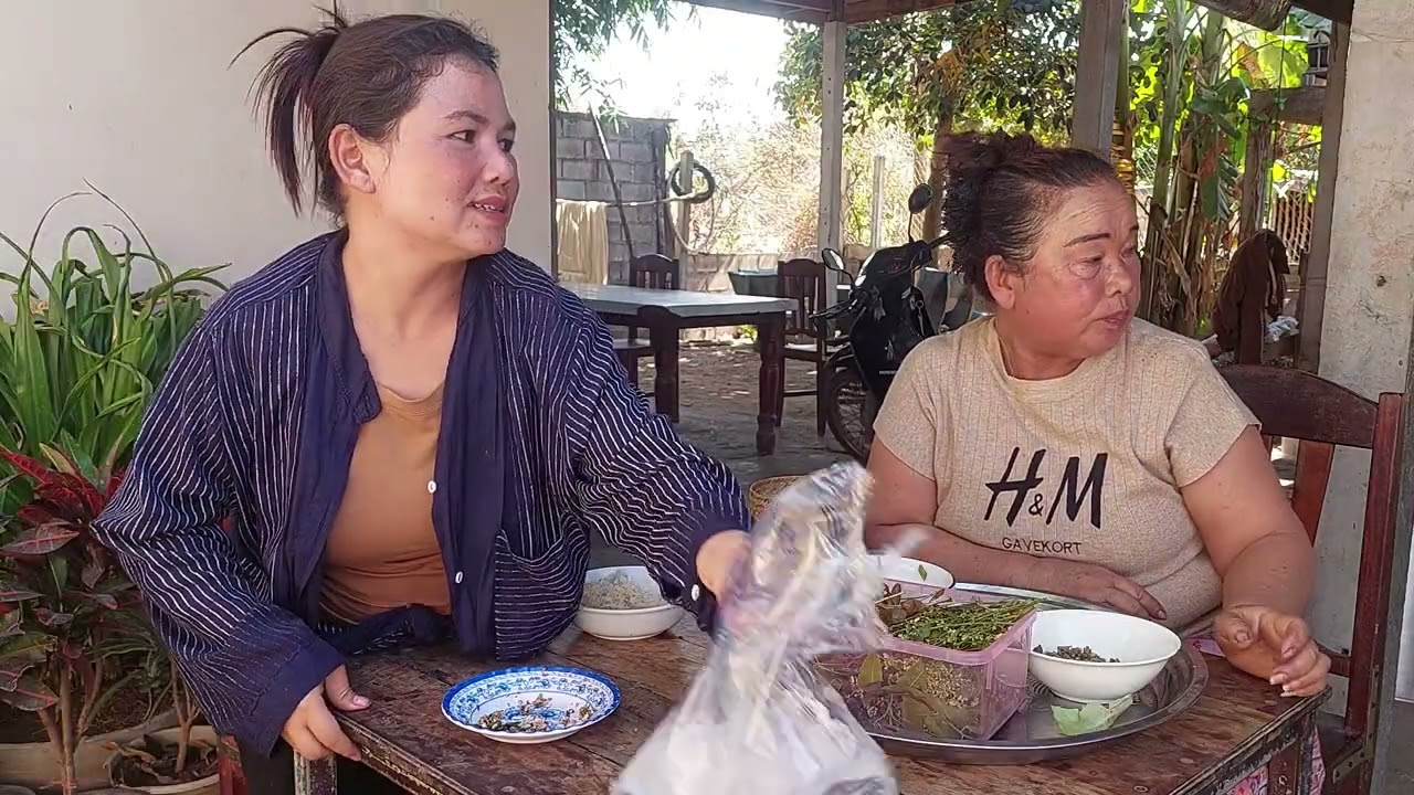 มาบ้านอ้นกะใด้กินก้อยปลาแชบๆฝีมือเพิ่นแม่ครัวคนเก่งของแม่