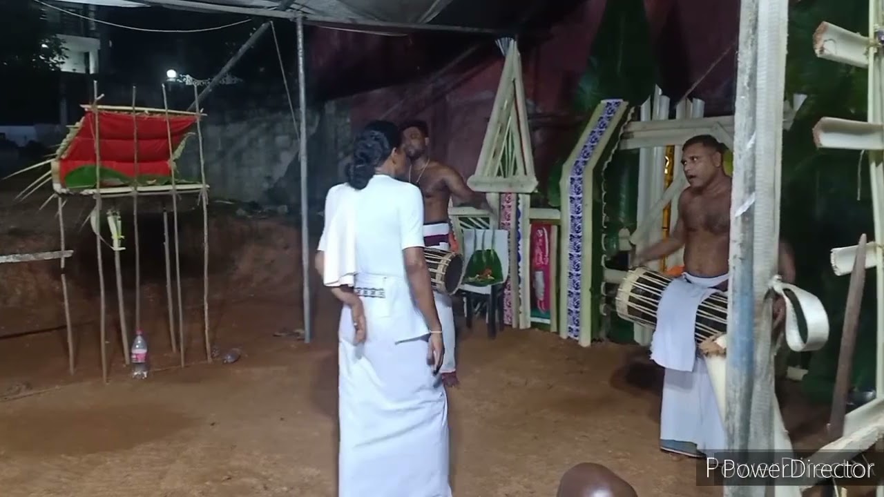 දෙකටන මාහා  භද්‍රකාලි දේවාලයේ දෙවොල් මඩු ශාන්ති කර්මයේ කප් සිටුවීමේ චාරිත්‍රය.