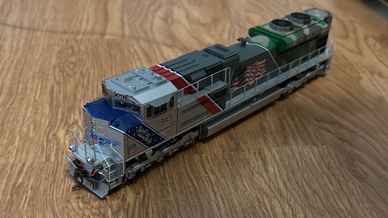 Unboxing the SD70ACE Union Pacific Spirit locomotive. ATHERN Genesis operator manual books: 5:12
