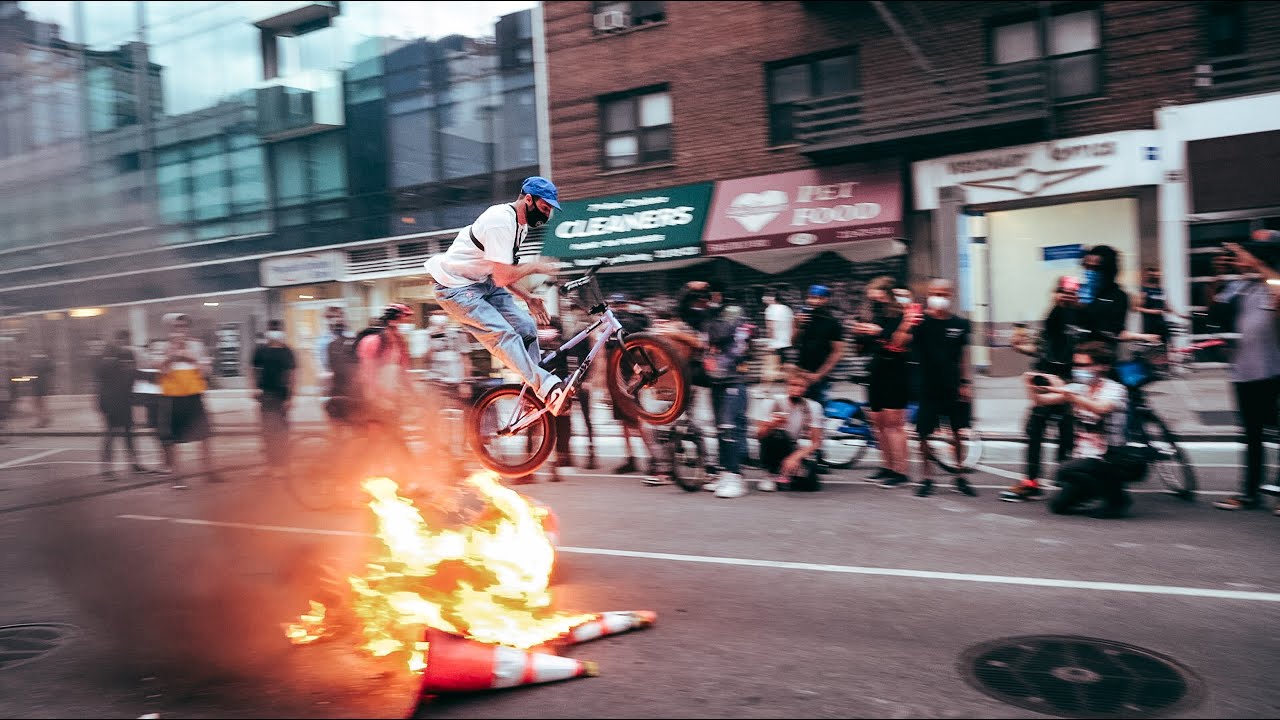 Катание на BMX во время протеста в Нью-Йорке