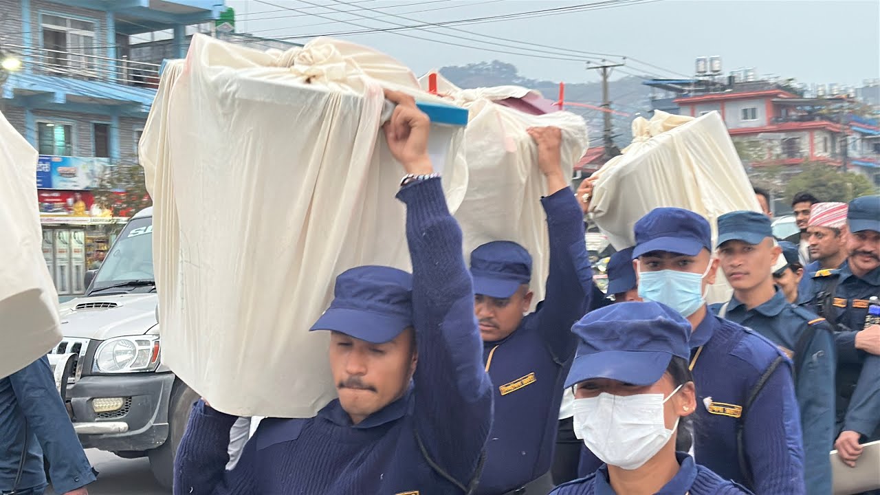 कास्की क्षेत्र नं ३ को मतपेटिका मतदानकेन्दमा लग्दाको क्षण ।