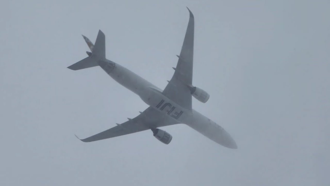 ⛈️ EAST COAST LOW CHAOS! - LOUD FLYBY TAKEOFFS OVERHEAD | Sydney Airport Runway 25 (from home)