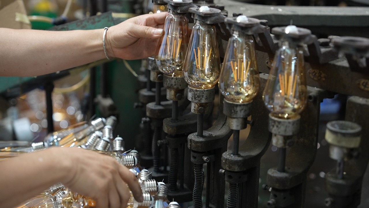 Как массово производятся лампы с LED-нитью: процесс производства лампы Эдисона