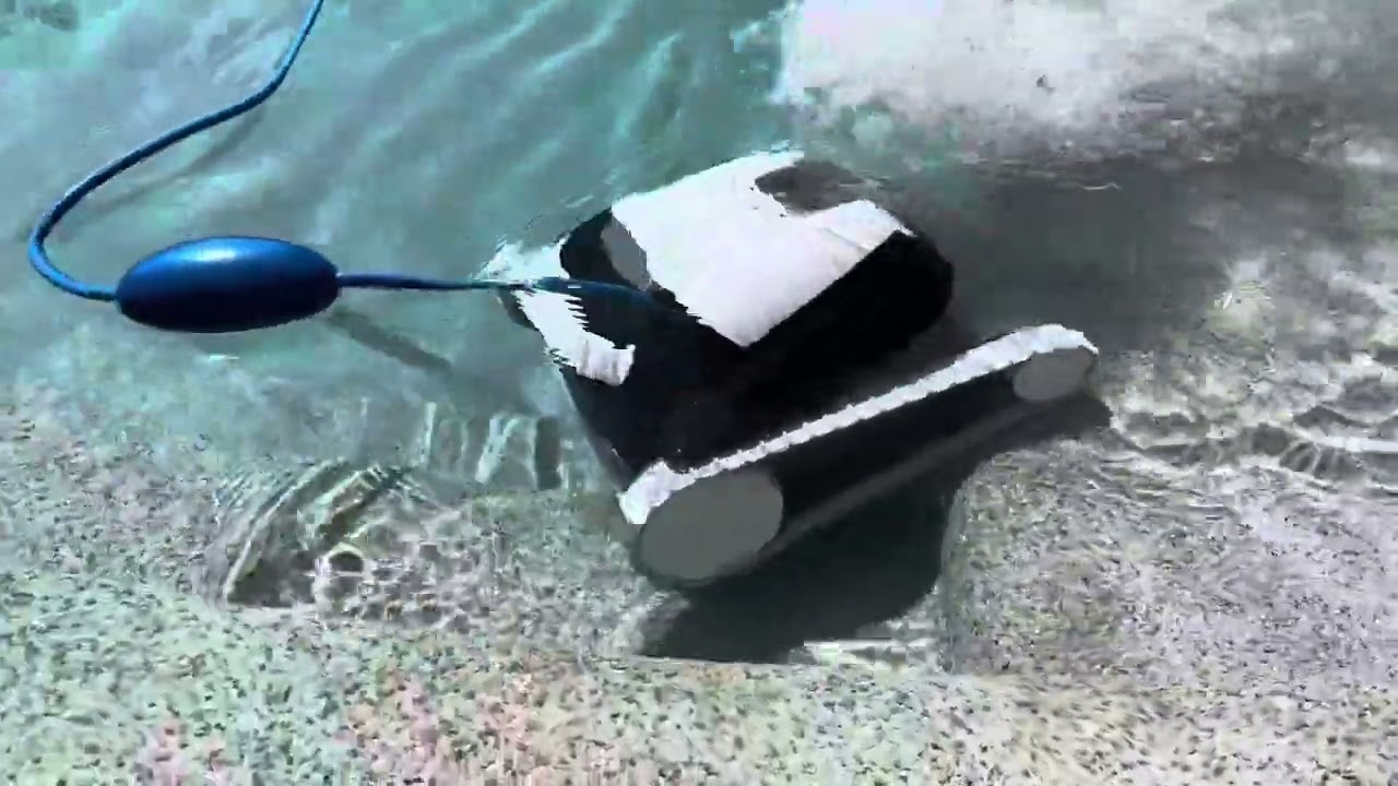 Робот-пылесос для бассейна Dolphin Explorer E20 &mdash; мощная способность преодолевать стенки бассейна...