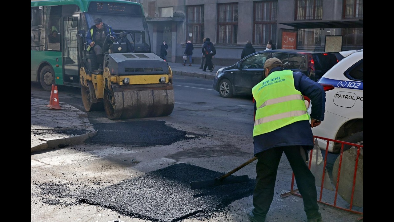 У Львові ліквідовують ями на дорогах гарячим асфальтом