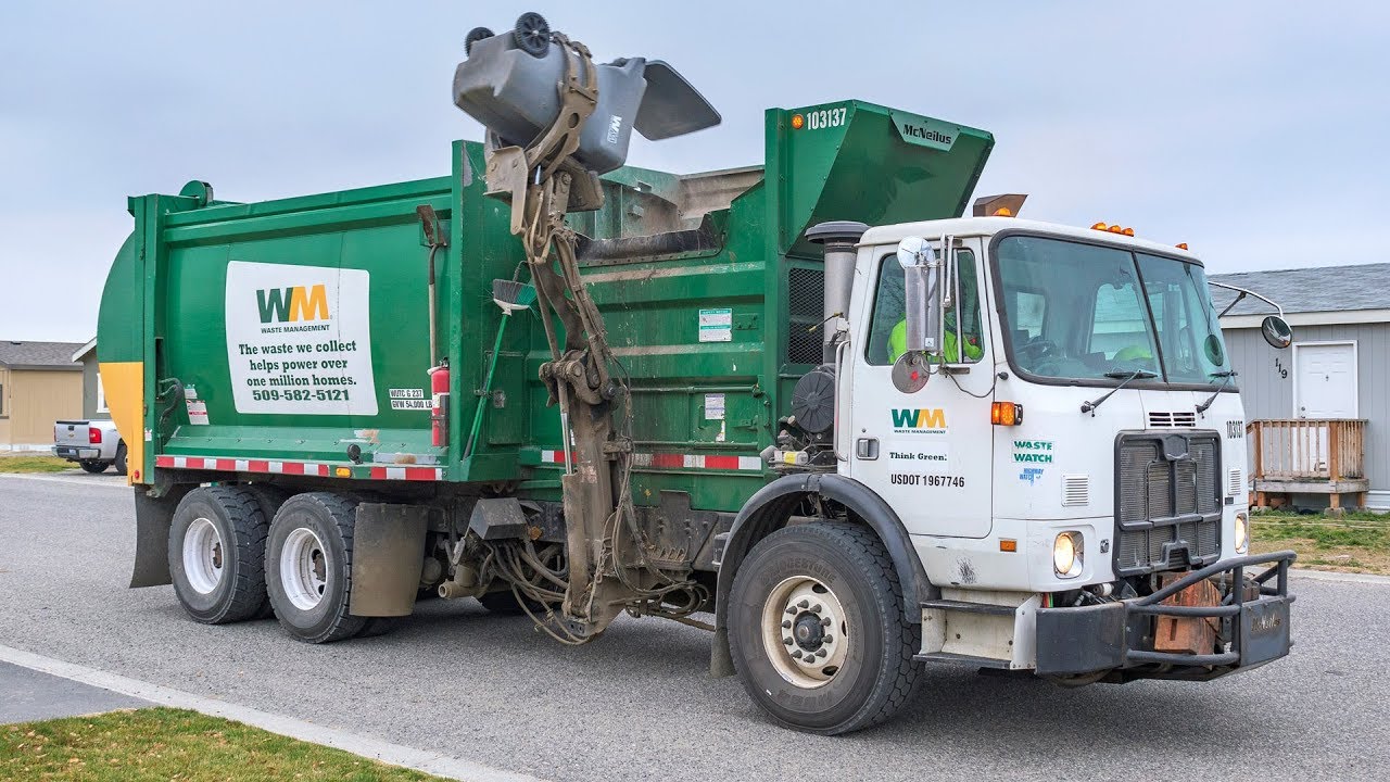Autocar WX64 - McNeilus AutoReach Garbage Truck