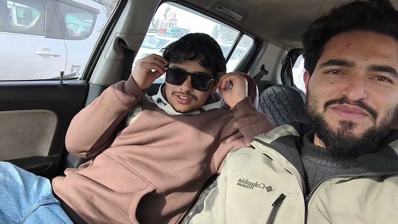 Seasons first snowfall is here in Gulmarg 🥶