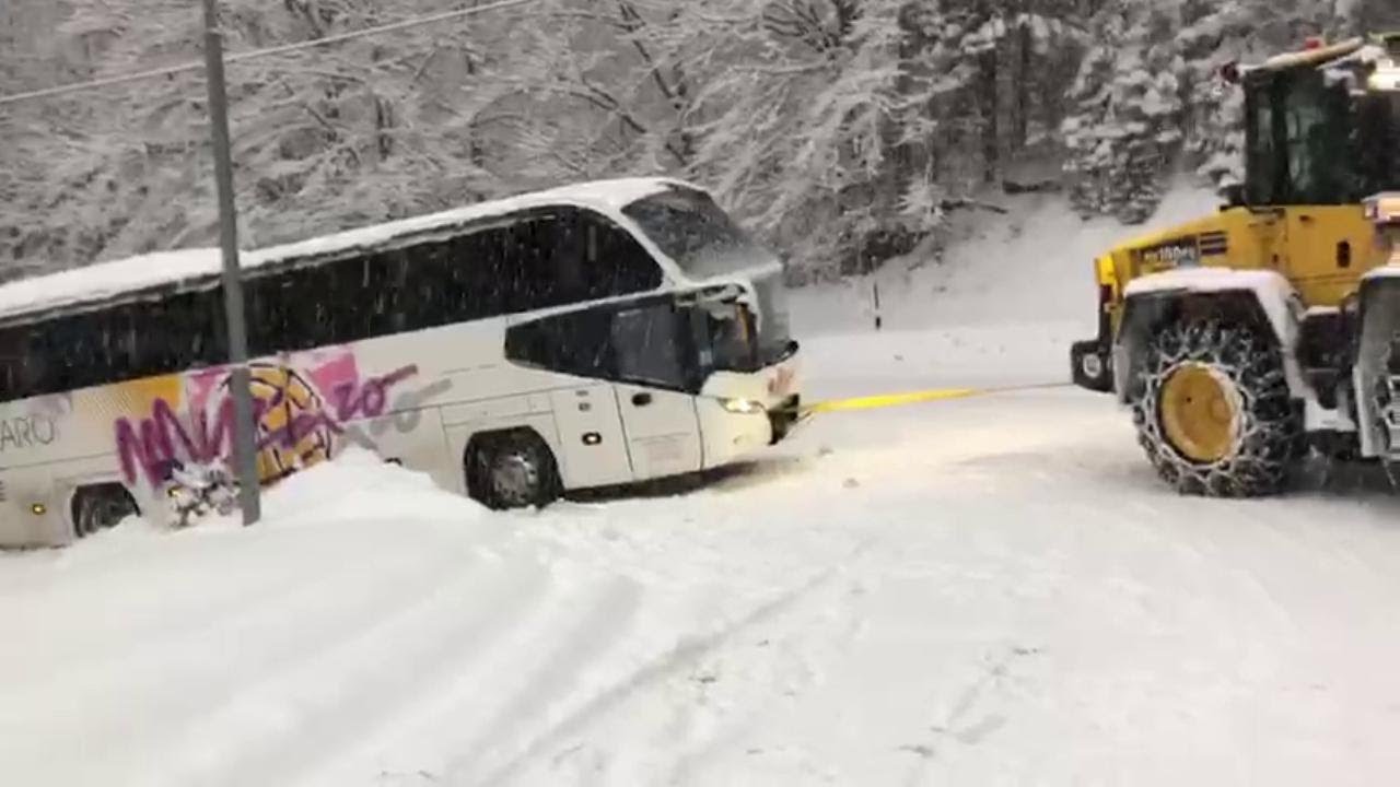 Pullman turistico in valle di Zoldo trainato sui tornanti innevati