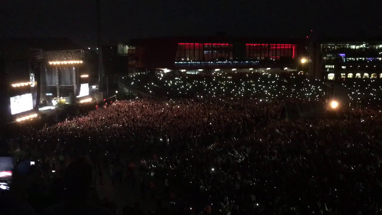 50,000 people singing don't look back in anger @ Courteeners concert